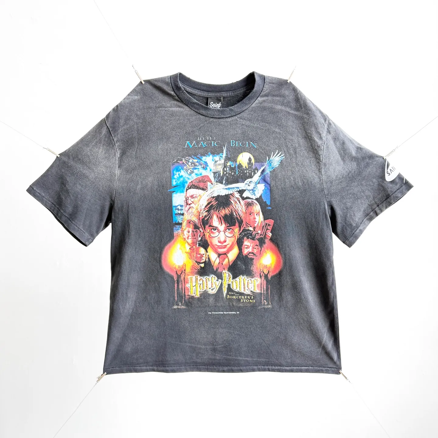 P138 # CTS-116 Saint " HARRY POTTER Harry Potter " limited edition. 260g heavyweight pure cotton fabric after washing. White ink direct-jet printing + retro single-stitch heaven and earth stitch technology + heavy-duty spray wash + hand damage. Size: S M L XL SAINT Mxxxxxx x HARRY POTTER Harry Potter joint model "Harry Potter and the Philosopher's Stone" is the opening work of the series and has a profound impact. The protagonist of the story, Harry Potter, is an orphan whose parents both died and has been adopted by a Muggle (ordinary person without magic) family. However, on his 11th birthday, he received an admission notice from Hogwarts School of Witchcraft and Wizardry, which began his wonderful journey in the wizarding world. At school, he met two close friends, Hermione Granger and Ron Weasley, and together they explored every corner of Hogwarts and learned magical knowledge. At the same time, Harry discovered a huge secret hidden in the school - the existence of the Philosopher's Stone, and the evil Voldemort also tried to obtain the Philosopher's Stone to restore his power. Harry and his friends bravely stood up to protect the Philosopher's Stone, and finally defeated Voldemort's conspiracy.    Customized 260g gram weight 100% cotton special washed fabric that is consistent with the original. With the blessing of imitation sun-drying, heavy sandblasting and fading + edge grinding + Assute fermentation and washing, the cotton feel on the surface of the fabric is well presented. Both the texture and feel are ceiling level. After the ready-made garments undergo a series of heavy washing and distressing processes, the retro and high-end sense of the entire garment is directly to the top. The garment making process of the entire garment adopts Saint The most common and complex single-needle sewing process (commonly known as single-thread heaven and earth stitch) among vintage vintage brands such as Michael